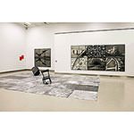 Ausstellungeinblick, 2 grosse Bilder, Bodeninstallation mit Sessel